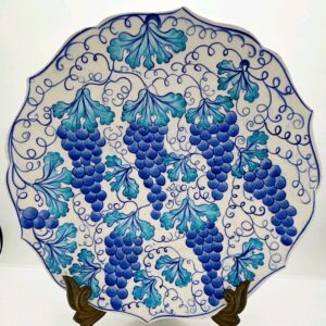 Plato decorativo de ceramica hecho y pintado a mano motivo uvas