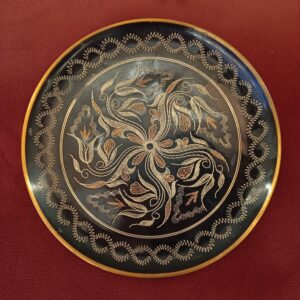Plato decorativo de cobre tallado a mano