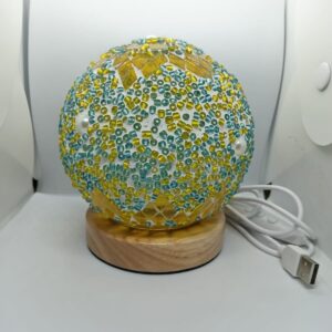 Lampara de mesa esférica, diseño vitral estrella amarilla y perlas. Mostacilla Celeste y amarillo (Moroco Green)
