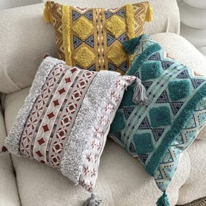 cojin cuadrado diseño tribal con decoracion ponpon